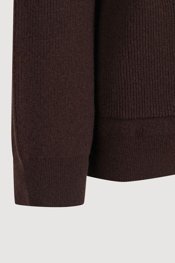[Re-Order] Ambo 리본 니트 가디건 (브라운)은 울과 코튼 혼방 소재로 제작되어 부드러운 촉감과 따뜻함을 선사합니다. 라운드넥에 긴 소매 기장, 루즈핏으로 편안한 착용감을 제공하며, 클래식과 캐주얼 스타일을 모두 소화할 수 있습니다. 금속 단추와 니팅 리본 디테일, 포켓 디테일이 디자인 포인트이며, 가을, 겨울 시즌 데이트룩, 카페룩, 데일리룩에 활용하기 좋습니다. 두꺼운 두께감으로 오버핏 아우터 안에 이너로도 활용 가능하며, 타이트한 이너와 데님 하의와 함께 코디하면 멋스럽습니다.
