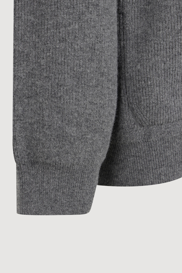 [Re-Order] Ambo 리본 니트 가디건 (멜란지 그레이)는 가을과 겨울에 즐겨 입기 좋은 여성용 니트 가디건입니다. 멜란지 그레이 컬러에 울과 코튼 혼방 소재로 제작되어 부드러운 촉감을 선사하며, 루즈핏으로 편안하게 착용할 수 있습니다. 클래식과 캐주얼 무드를 넘나드는 디자인으로, 입체적인 니팅 리본 디테일과 금속 단추, 주머니 디테일이 특징입니다. 데이트룩, 카페룩, 겨울 데일리룩 등 다양한 TPO에 활용 가능하며, 타이트한 이너와 데님 하의와 함께 스타일리시하게 연출하거나 오버핏 아우터 안에 레이어드하여 따뜻하게 입을 수 있습니다.
