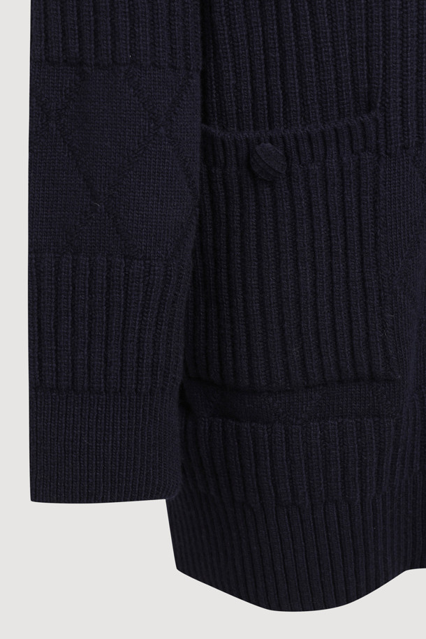 라운드 넥 하프 니트 가디건 (다크 네이비)은 울, 나일론, 캐시미어 혼방 소재로 제작되어 부드러운 촉감과 따뜻함을 선사합니다. 라운드 넥 디자인과 긴 소매 기장, 루즈핏으로 편안한 착용감을 제공하며, 가을, 겨울 시즌 데일리룩, 카페룩, 모임룩에 모두 잘 어울립니다. 클래식, 캐주얼, 미니멀 스타일을 연출하기 좋으며, 하프 기장으로 다양한 하의와 매치하기 용이합니다. 코듀로이 단추 디테일과 빅 아웃포켓이 특징이며, 원피스 위에 레이어드하여 스타일리시하게 연출할 수도 있습니다.
