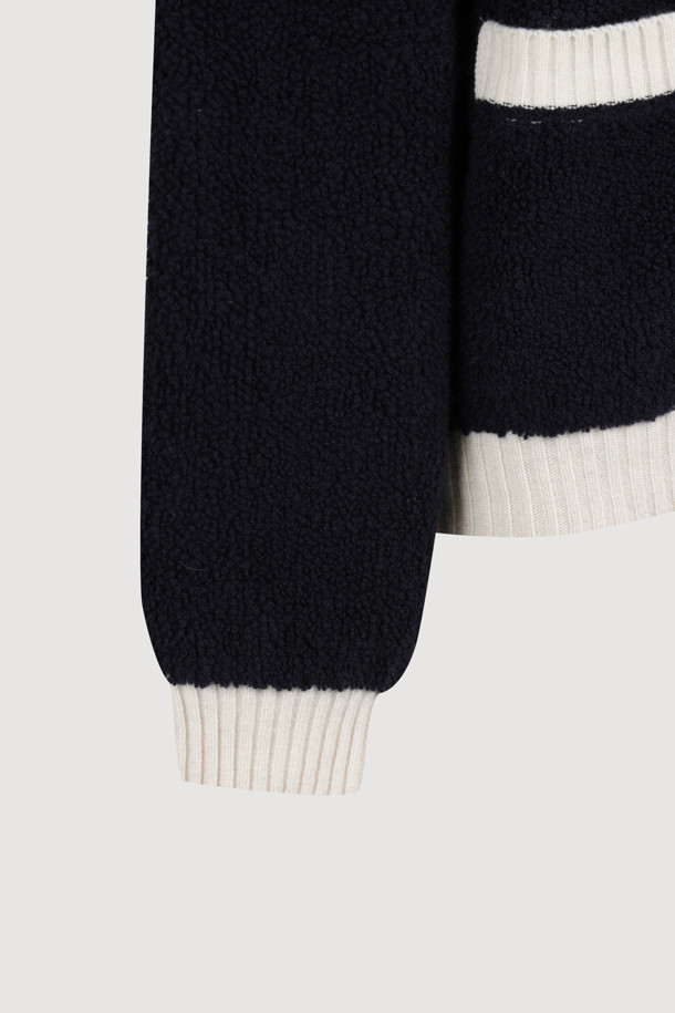 다크 네이비 컬러의 Colored Collar 니트 풀오버입니다. 부드러운 울 소재로 제작되어 가을과 겨울에 따뜻하게 착용할 수 있습니다. 페미닌하고 캐주얼한 무드를 연출하며, 루즈핏과 긴 소매 기장으로 편안함을 더했습니다. 배색 프릴 카라와 금속 버튼, 앞 포켓, 뒷면 그래픽 디자인이 특징입니다. 데이트룩, 모임룩, 캐주얼, 클래식, 미니멀 스타일 모두 소화 가능한 아이템입니다.
