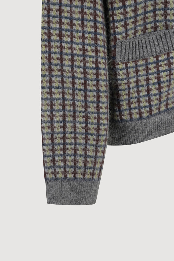 컬러드 카라 체크 니트 가디건 (멀티 컬러)은 울과 앙고라 소재 혼방으로 제작되어 부드러운 촉감과 뛰어난 보온성을 자랑합니다. 가을과 겨울 시즌, 일상에서 페미닌하고 캐주얼한 스타일을 연출하기 좋습니다. 칼라 디테일과 프릴, 금속 단추, 앞 포켓, 블루종 스타일이 돋보이며 루즈핏으로 편안하게 착용 가능합니다. 체크 패턴과 긴 소매 기장으로 세련된 분위기를 더하며, 데이트룩, 모임룩, 출근룩 등 다양한 TPO에 활용할 수 있습니다. 캐주얼, 클래식, 로맨틱 무드를 모두 아우르는 스타일을 완성해 보세요.
