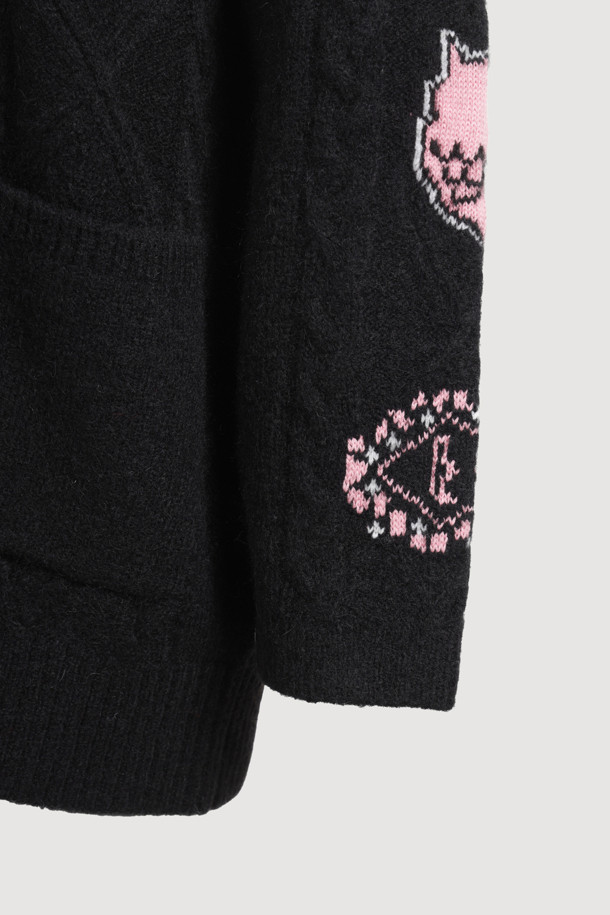 컬러 자카드 니트 가디건 (블랙)은 부드러운 울과 모헤어 혼방 소재로 제작되어 폭신한 촉감을 선사합니다. 힙 기장의 박시핏 디자인에 브이넥 라인으로 편안하면서도 세련된 스타일을 연출합니다. 긴 소매와 버튼 여밈, 포켓 디테일이 돋보이며, 배색 컬러감이 은은한 포인트를 더합니다. 가을, 겨울 시즌에 캐주얼, 클래식, 미니멀 스타일을 즐겨 입는 여성분들에게 모임룩, 출근룩으로 추천합니다. 가볍게 걸쳐 입기 좋아 간절기부터 겨울까지 폭넓게 활용 가능합니다.
