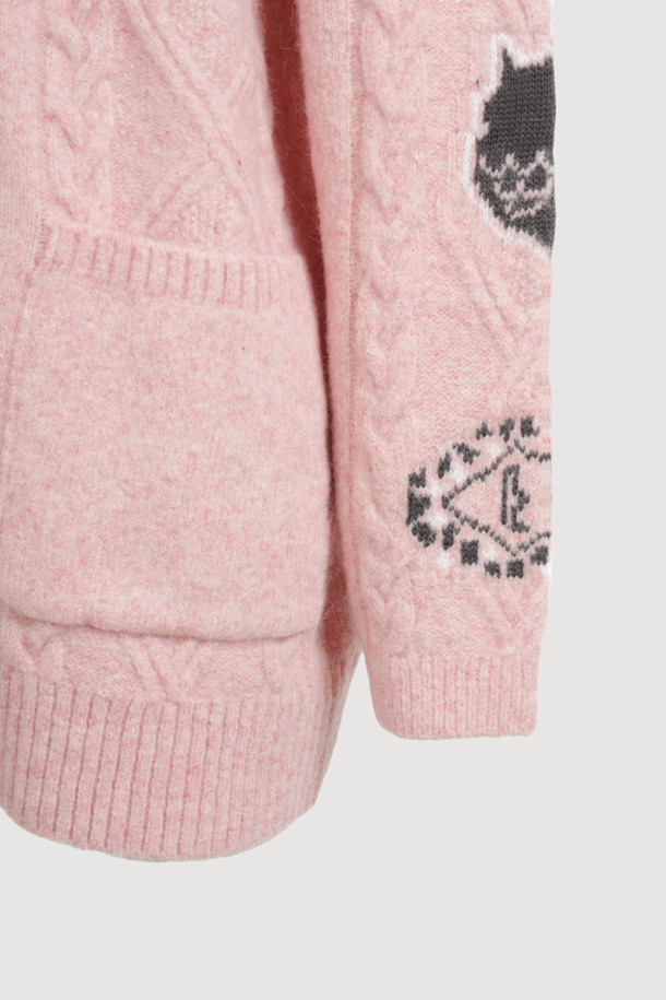 선명한 핑크 컬러의 자카드 니트 가디건입니다. 울과 모헤어 혼방 소재로 제작되어 폭신한 촉감과 뛰어난 보온성을 자랑하며, 가을과 겨울에 따뜻하게 착용하기 좋습니다. 브이넥 디자인과 힙 기장으로 여성스러운 실루엣을 연출하며, 캐주얼, 클래식, 미니멀 스타일 모두 소화 가능합니다. 데이트룩, 모임룩 등 다양한 TPO에 활용할 수 있으며, 볼륨감 있는 디자인과 여유로운 핏으로 편안하게 즐길 수 있습니다. 매트한 컬러감과 자카드 패턴이 돋보이는 매력적인 아이템입니다.
