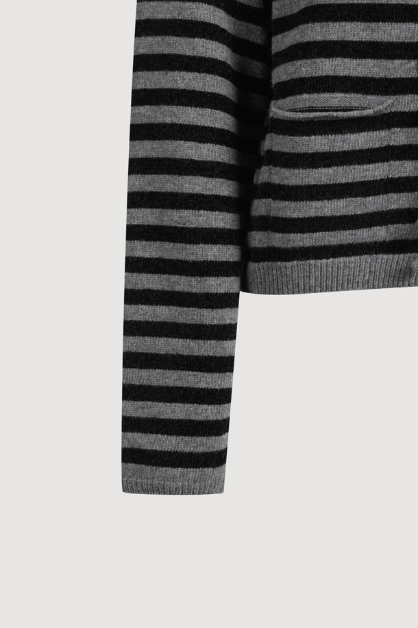 [Re-Order] 스트라이프 리본 니트 가디건은 부드러운 니트 소재로 제작되어 봄, 가을에 착용하기 좋은 여성용 가디건입니다. 라운드넥 디자인에 긴 소매 기장으로, 세미 스탠다드핏으로 편안하게 착용할 수 있습니다. 얇은 두께감과 부드러운 촉감이 특징이며, 히든 스냅 여밈과 리본 디테일이 여성스러운 분위기를 더합니다. 베이직하고 캐주얼한 스타일로, 데이트룩이나 봄 소풍룩에 활용하기 좋으며, 다양한 하의와 코디하여 미니멀, 클래식 스타일을 연출할 수 있습니다.
