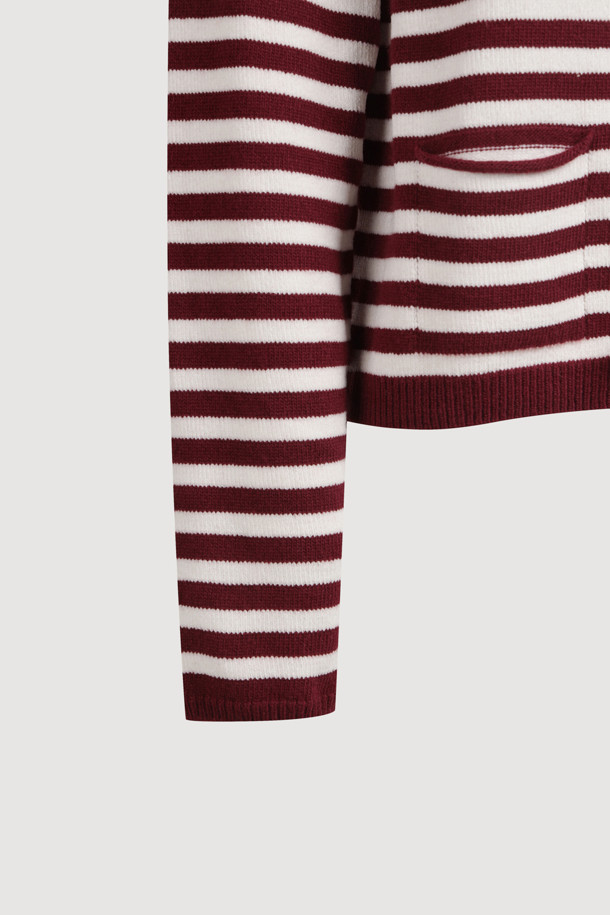 [Re-Order] 스트라이프 리본 니트 가디건은 가을, 겨울 시즌에 어울리는 여성 니트/스웨터입니다. 와인, 화이트 두 가지 컬러로 출시되었으며, 캐주얼, 미니멀, 클래식 스타일을 연출하기 좋습니다. 부드러운 촉감의 니트 소재에 라운드넥, 긴소매, 중간 두께로 디자인되었고, 세미 스탠다드핏으로 편안하게 착용 가능합니다. 히든 스냅 여밈과 리본 디테일이 돋보이며, 데이트룩 또는 모임룩에 활용하거나, 아우터 안에 이너로도 활용할 수 있어 실용적입니다. 다양한 하의와 코디하여 폭넓은 스타일을 연출해보세요.
