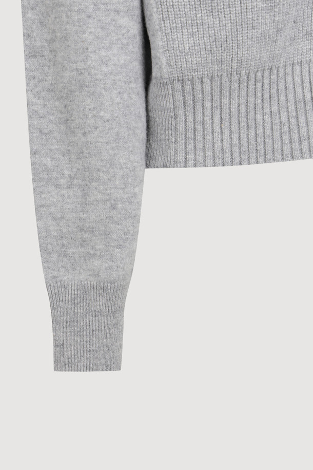 멜란지 그레이 컬러의 자수 디테일 브이넥 니트 가디건입니다. 울과 나일론 혼방 소재로 제작되어 포근하면서도 가벼운 착용감을 선사합니다. 세미 루즈핏에 크롭 기장으로, 캐주얼하고 베이직한 스타일을 연출하며, 플라워 모티브 단추와 조직감 디테일이 돋보입니다. 긴소매 디자인으로 가을, 겨울철 데이트룩이나 모임룩에 활용하기 좋으며, 레이어드 스타일링으로 다양한 분위기를 연출할 수 있습니다.
