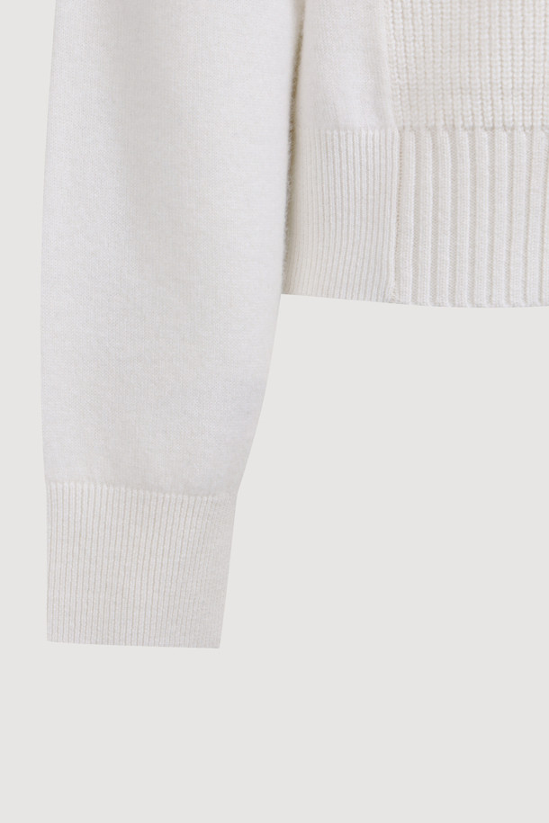 아이보리 컬러의 자수 디테일 브이넥 니트 가디건입니다. 울과 나일론 혼방 소재로 제작되어 포근함과 가벼운 촉감을 선사하며, 가을, 겨울 시즌에 안성맞춤입니다. 세미 루즈핏으로 편안하게 착용 가능하며, 플라워 모티브 단추와 좌우 포켓 디자인, 소매/등판/앞판의 서로 다른 조직감이 돋보입니다. 브이넥 라인으로 다양한 이너와 레이어드하여 데이트룩, 모임룩, 클래식, 미니멀, 캐주얼 스타일 모두 연출할 수 있습니다.
