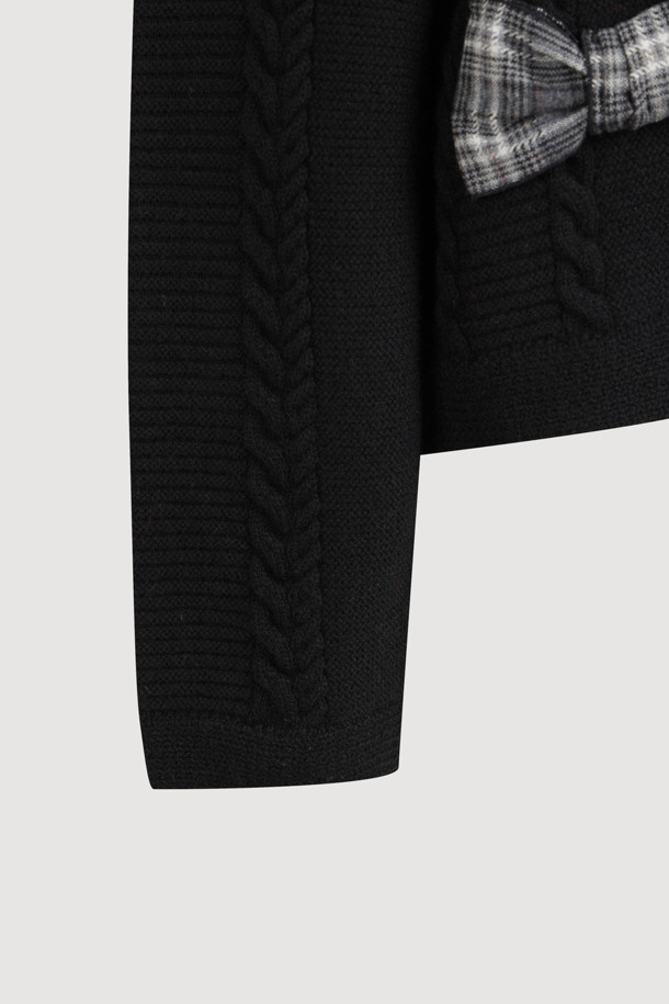 체크 리본 라운드 넥 니트 가디건 (블랙)은 가을, 겨울 시즌에 어울리는 여성 의류입니다. 부드러운 울 소재에 두꺼운 두께감으로 따뜻함을 제공하며, 라운드 넥과 긴 소매, 루즈핏으로 편안한 착용감을 선사합니다. 케이블 조직감과 체크 패턴이 클래식하고 캐주얼한 무드를 더하며, 체크 리본 장식이 여성스러운 포인트를 더합니다. 데이트룩, 모임룩, 출근룩 등 다양한 TPO에 활용 가능한 매력적인 아이템입니다.
