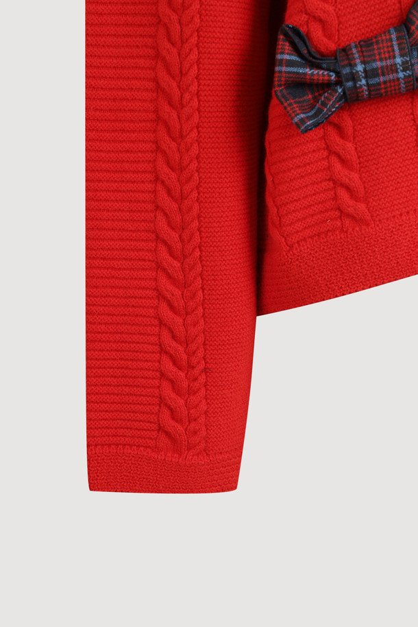 [Re-Order] 체크 리본 라운드 넥 니트 가디건 (레드)는 포근한 울 소재로 제작되어 가을, 겨울 시즌에 따뜻하게 착용하기 좋은 여성 니트 가디건입니다. 체크 패턴과 리본 장식이 걸리시한 무드를 더하며, 라운드 넥과 긴 소매 디자인으로 부드러운 촉감을 선사합니다. 넉넉한 루즈핏과 코쿠닝 실루엣으로 편안함을 강조하며, 데이트룩, 모임룩 등 다양한 TPO에 캐주얼, 클래식, 걸리시 스타일로 연출하기 좋습니다. 두꺼운 두께감의 케이블 조직 니트로 제작되어 따뜻함과 스타일을 동시에 잡았습니다.
