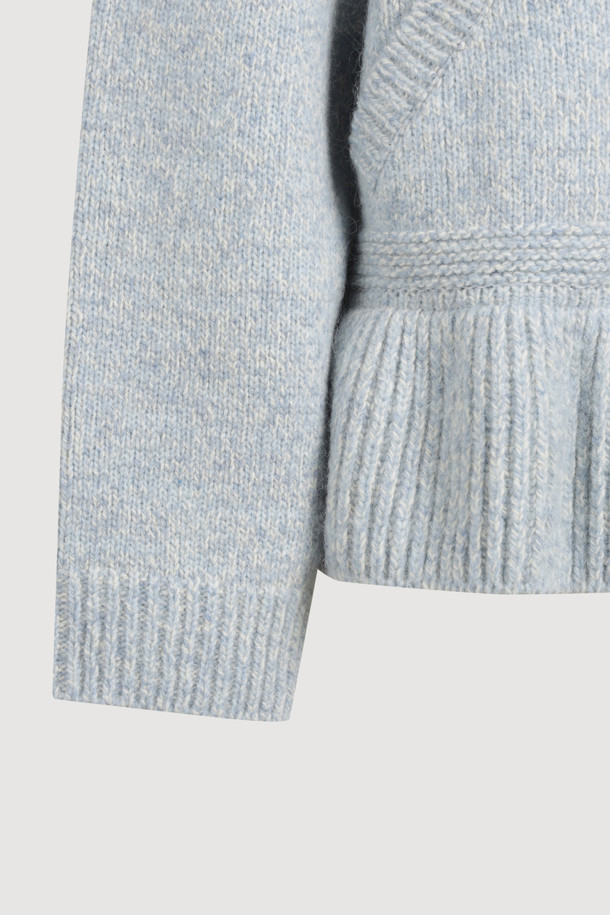 라이트 블루 컬러의 자수 포인트 집업 니트 가디건입니다. 래글런 소매와 하이넥 디자인으로 따뜻함과 스타일을 동시에 잡았습니다. 두꺼운 두께감의 니트 소재에, MULINE 타입 원사를 사용하여 포근한 착용감을 선사합니다. 등판 로고와 핸드메이드 자수 디테일이 유니크한 포인트를 더하며, 밑단 러플과 페플럼 디자인으로 여성스러운 실루엣을 연출합니다. 금속 지퍼로 간편하게 여밀 수 있으며, 가을, 겨울철 캐주얼 룩에 활용하기 좋습니다.
