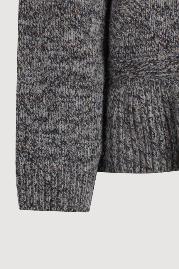 세련된 자수 디테일이 돋보이는 "자수 포인트 집업 니트 가디건 (그레이)"입니다. 부드러운 니트 소재와 두꺼운 두께감으로 따뜻하고 포근한 착용감을 선사하며, 래글런 소매와 페플럼 디자인으로 여성스러운 실루엣을 연출합니다. 하이넥 디자인과 금속 지퍼, 밑단 러플, 로고 자수, 핸드메이드 자수 등 섬세한 디테일들이 유니크한 스타일을 완성합니다. 캐주얼, 클래식, 미니멀 스타일 모두 소화 가능하며 모임룩으로도 활용하기 좋습니다. 쌀쌀한 가을, 겨울 시즌에 폭넓게 활용할 수 있는 실용적인 아이템입니다.
