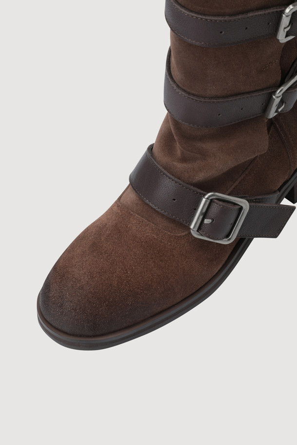 세련된 무드의 스웨이드 미들 부츠(브라운)입니다. 라운드 앞코와 청키힐 디자인으로 캐주얼하면서도 클래식한 스타일을 연출합니다. 부드러운 스웨이드 소재에 스트랩 버클 디테일, 앞부분 접이식 디자인이 돋보이며, 미들컷 탑라인으로 다리 라인을 더욱 돋보이게 합니다. 가을, 겨울 시즌, 가을 나들이룩, 겨울 데일리룩에 폭넓게 활용 가능하며, 인솔 쿠셔닝으로 편안한 착용감을 선사합니다. 미니멀한 스타일을 선호하는 여성분들께 추천합니다.
