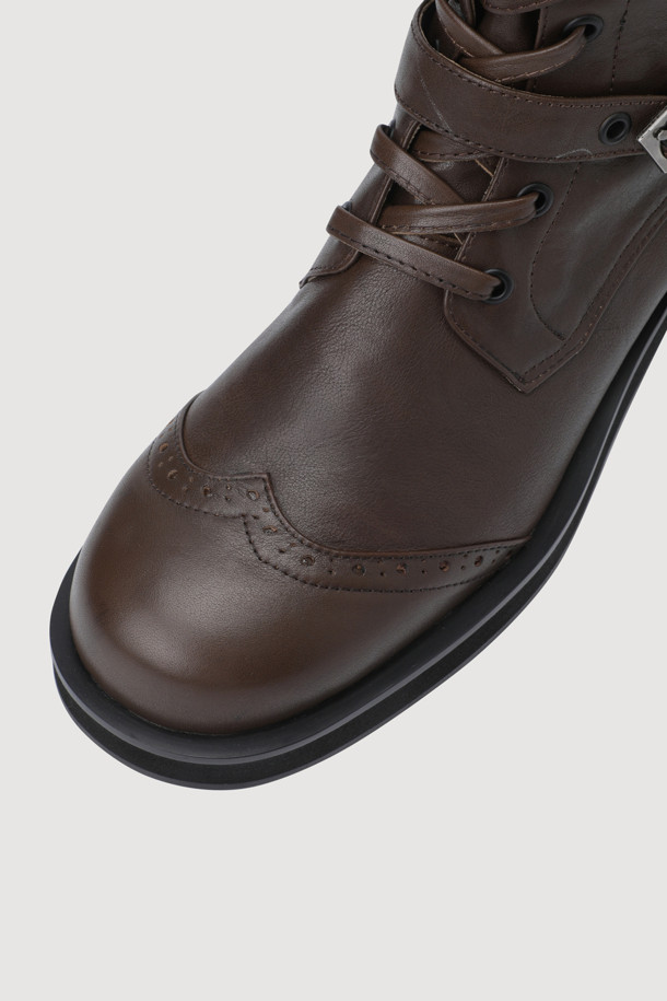 브라운 부츠는 여성용 신발로, 가을과 겨울에 착용하기 좋습니다. 라운드 토 디자인에 가죽 소재로 제작되었으며, 로우 힐 플랫 굽으로 편안함을 더했습니다. 레이스업과 버클 여밈으로 밀리터리 스타일을 연출하며, 미드컷 탑라인과 스트랩 디테일이 돋보입니다. 캐주얼, 클래식 스타일 연출에 적합하며, 겨울 데일리룩, 산책룩, 여행룩에 활용하기 좋습니다.
