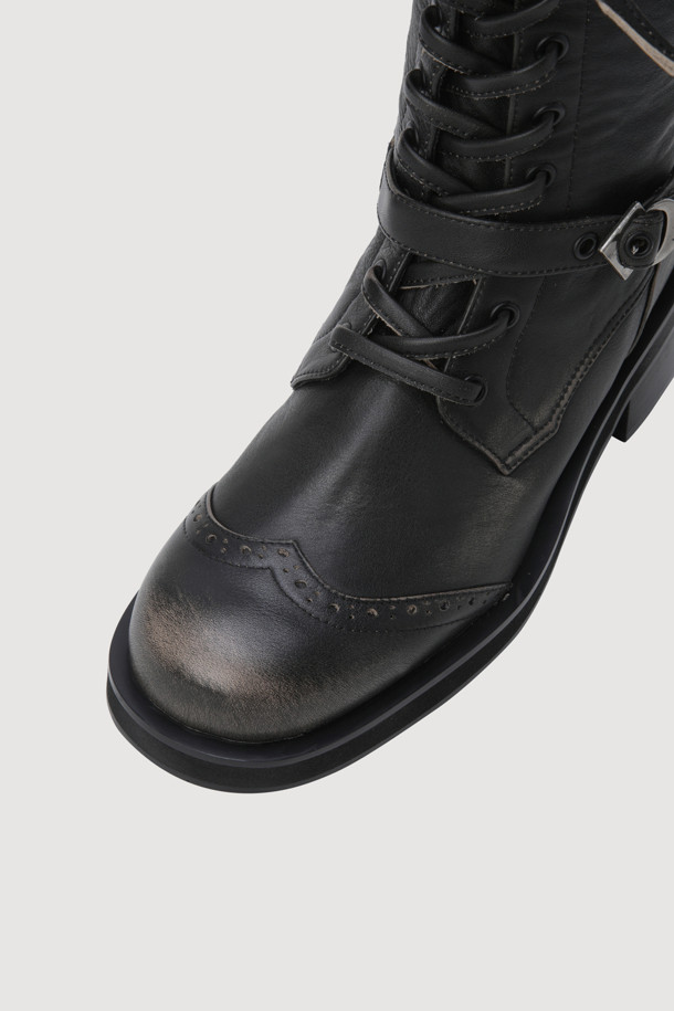 **[Re-Order] 레이스업 워싱 레더 롱 워커 부츠(블랙)**

빈티지한 감성의 워싱 가죽 소재와 블랙 컬러가 돋보이는 여성 롱 워커 부츠입니다. 라운드 토우 디자인에 미드컷 탑라인으로 편안함과 스타일리시함을 동시에 잡았습니다. 청키힐 굽으로 안정적인 착화감을 제공하며, 3개의 금속 엠블럼 버클과 안쪽 지퍼, 레이스업 디자인으로 사이즈 조절 및 탈착용이 용이합니다. 가을, 겨울 시즌 데일리룩, 나들이룩, 데이트룩에 캐주얼하면서도 클래식한 무드를 더해보세요.
