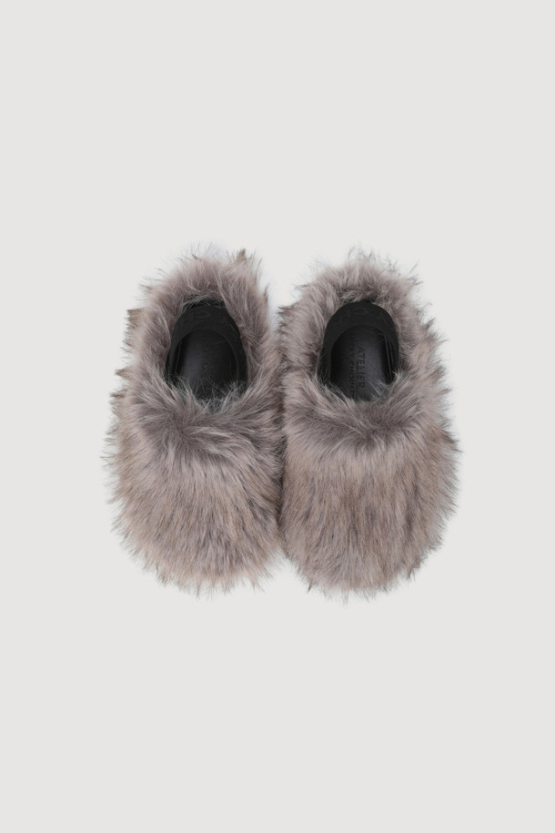 A-페이크 퍼 클로그(다크 베이지)는 여성용 클로그로, 가을과 겨울에 따뜻하고 포근하게 착용하기 좋은 슈즈입니다. 라운드 앞코에 페이크 퍼 소재를 사용하여 부드러운 질감을 살렸으며, 안감 역시 퍼로 마감해 보온성을 높였습니다. 플랫 굽으로 편안한 착용감을 제공하며, 오픈형 디자인과 뒷부분 레터링 밴드 디테일이 캐주얼하면서도 스트릿한 감성을 더합니다. 쿠셔닝을 보강하여 활동성을 높였으며, 고급스러운 패키지로 제공되어 선물용으로도 좋습니다. 동네 마실룩, 겨울 데일리룩, 산책룩 등 다양한 TPO에 미니멀, 캐주얼, 스트리트 스타일로 연출해보세요.
