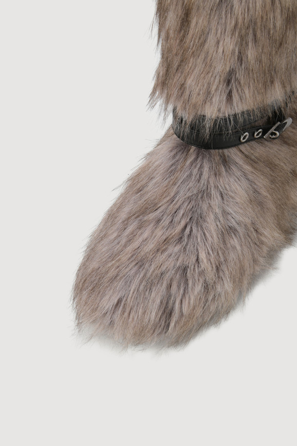 다크 베이지 컬러의 A-Fake Fur 부츠입니다. 여성용 부츠로, 페이크 퍼와 가죽 소재를 사용하여 겨울철 따뜻하게 착용할 수 있습니다. 클래식하면서도 유니크한 스타일을 연출하며, 엠블럼 버클 장식으로 포인트를 더했습니다. 쿠셔닝을 보강하여 편안한 착화감을 제공하며, 겨울 데일리룩, 모임룩, 쇼핑룩에 모두 잘 어울립니다. 미니멀하고 시크한 스타일을 즐기는 여성분들께 추천합니다.
