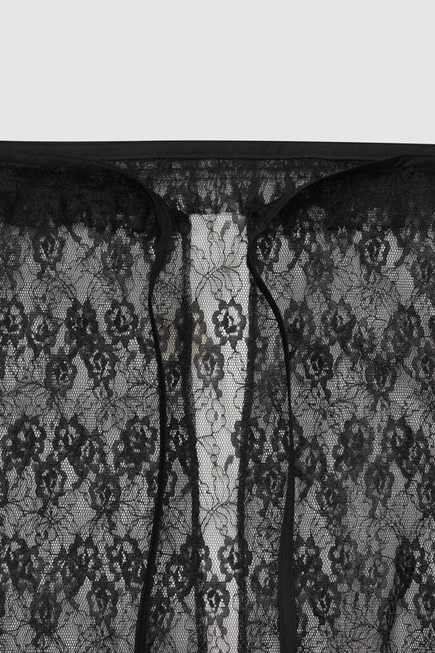 레이스 메쉬 랩 스커트(블랙)는 여성스러운 매력을 강조하는 캐주얼 스커트입니다. 봄, 여름 시즌에 어울리는 얇은 두께감과 플라워, 레이스 무늬가 특징이며, 유니크하고 클래식한 스타일을 연출합니다. 랩 스타일의 덧장 스커트로, 프릴 디테일과 배색 끈 여밈, 레이어드 스타일이 돋보입니다. 데이트룩, 카페룩, 모임룩 등 다양한 TPO에 활용 가능하며, 클래식, 로맨틱, 캐주얼 스타일을 즐기는 분들께 추천합니다. 오픈 클로징이 가능하여 편안하게 착용할 수 있습니다.
