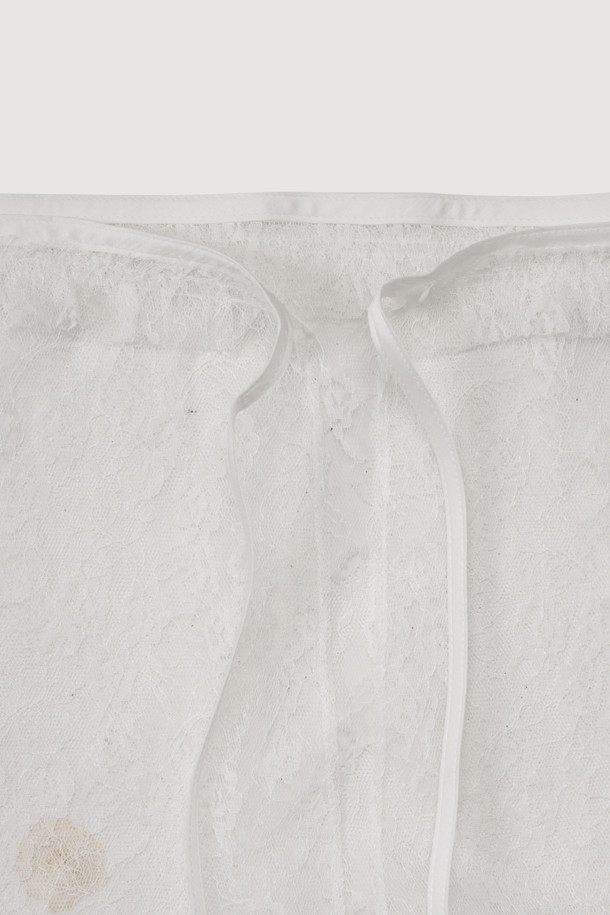 레이스 메쉬 랩 스커트(아이보리)는 로맨틱하고 클래식한 무드를 연출하는 여성용 스커트입니다. 플라워 패턴 레이스와 부드러운 촉감의 메쉬 소재가 어우러져 봄, 여름 시즌에 시원하고 여성스러운 분위기를 선사합니다. 랩 스타일 디자인으로 허리 라인을 강조하며, 배색 끈 여밈과 프릴 디테일이 사랑스러운 포인트를 더합니다. 덧장 스커트 형태로 안심하고 착용할 수 있으며, 데이트룩, 카페룩, 모임룩 등 다양한 TPO에 활용 가능합니다.  오픈 클로징이 가능하며, 올뜯김이나 미어짐에 유의하여 착용해주세요.
