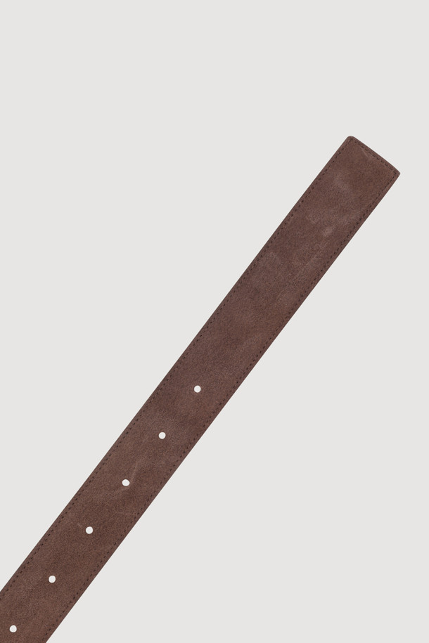 스웨이드 벨트(brown)는 클래식과 캐주얼 스타일을 아우르는 웨어러블 아이템입니다. 부드러운 촉감의 스웨이드 소재와 럭키슈에뜨 가죽 와펜 포인트가 고급스러운 분위기를 더합니다. 버클 여밈 방식으로 편안하게 착용할 수 있으며, 데이트룩이나 모임룩에 잘 어울립니다. 미니멀한 디자인으로 다양한 스타일 연출이 가능하며, 고급스러운 포장 패키지로 제공됩니다.
