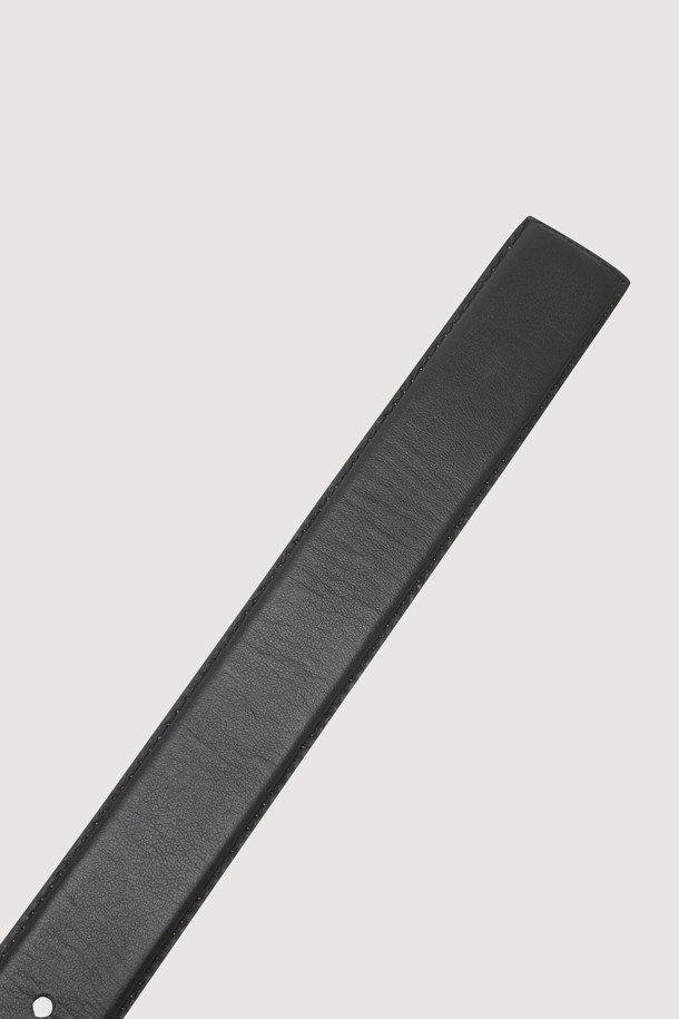 엠블럼 금속 버클 장식이 돋보이는 [Re-Order] Emblem Metal Leather Belt는 부드러운 소가죽 소재로 제작되어 편안한 착용감을 선사합니다. 블랙 컬러에 웨어러블한 디자인, 그리고 유연한 소재는 어떤 스타일에도 잘 어울립니다. 고급스러운 포장 패키지로 제공되어 선물용으로도 좋습니다.
