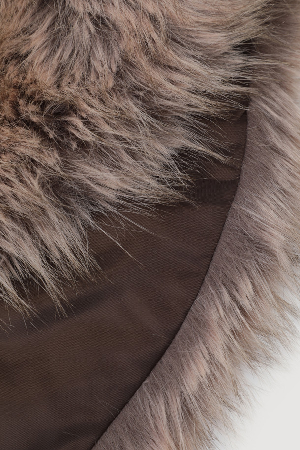 페이크 폭스 머플러(다크 베이지)는 부드러운 촉감의 페이크 폭스, 페이크 퍼 소재로 제작되어 따뜻함과 고급스러움을 동시에 선사합니다. 넥 카라 디자인과 앞 가죽 비죠 장식으로 클래식하면서도 크리에이티브한 무드를 연출합니다. 다크 베이지 컬러는 겨울 데일리룩과 모임룩에 모두 잘 어울리며, 미니멀한 스타일에도 포인트를 더해줍니다. 다양한 룩에 세련된 포인트를 더하고 싶은 분들께 추천합니다.
