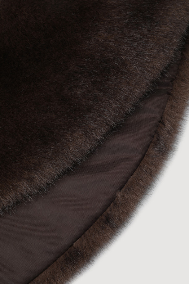 페이크 폭스 머플러(브라운)는 부드러운 촉감의 페이크 폭스 & 페이크 퍼 소재로 제작되어 가을, 겨울 시즌 따뜻하게 착용하기 좋은 머플러입니다. 클래식한 무드의 무지 디자인에 넥 카라 모양으로 제작되어 세련된 분위기를 연출하며, 앞 가죽 비죠 장식으로 여밈을 더했습니다. 두꺼운 두께감으로 보온성을 높였으며, 겨울 데일리룩, 모임룩, 데이트룩 등 다양한 TPO에 활용하여 클래식, 미니멀, 시크 스타일을 완성할 수 있습니다. 어떤 룩에도 포인트 아이템으로 활용하기 좋은 머플러입니다.
