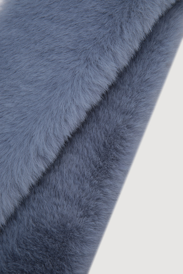 와펜 포인트 페이크 퍼 머플러(블루)는 부드러운 페이크 퍼 소재로 제작되어 겨울철 보온성을 높여주는 머플러입니다. 톤 다운된 블루 컬러와 무지 디자인으로 어떤 스타일에도 쉽게 매치할 수 있으며, 와펜 장식이 포인트로 돋보입니다. 두꺼운 두께감으로 추위를 효과적으로 막아주며, 넉넉한 사이즈로 목을 감싸 포근한 착용감을 선사합니다. 캐주얼, 미니멀 스타일은 물론 겨울 데일리룩, 산책룩, 동네 마실룩 등 다양한 TPO에 활용하기 좋은 데일리 아이템입니다.
