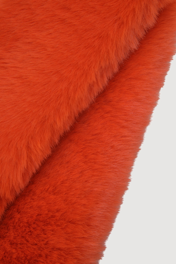 오렌지 컬러의 와펜 포인트 페이크 퍼 머플러입니다. 부드러운 촉감의 한 톤 페이크 퍼 소재로 제작되어 겨울철 데일리룩에 따뜻함과 캐주얼한 무드를 더해줍니다. 앞쪽에 와펜 장식으로 유니크한 포인트를 주어 밋밋함을 덜었습니다. 두꺼운 두께감으로 보온성을 높였으며 활용도가 높아 겨울철 필수 아이템으로 추천합니다.
