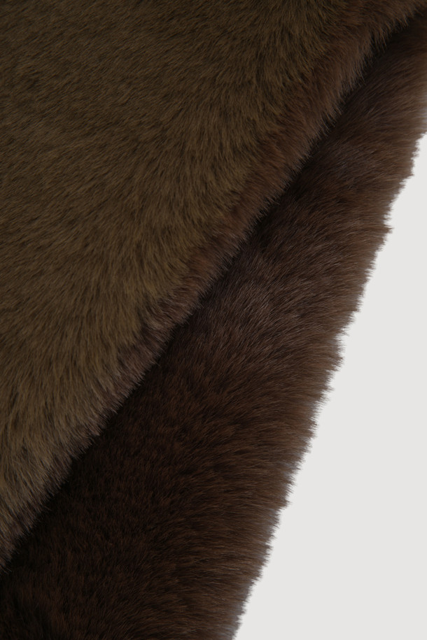 Wappen Point 페이크 퍼 머플러(멀티 컬러)는 가을과 겨울에 활용하기 좋은 데일리 머플러입니다. 캐주얼, 미니멀, 클래식 스타일 모두 소화 가능한 디자인으로, 다양한 룩에 매치하기 용이합니다. 멀티 컬러 페이크 퍼 소재에 와펜 장식이 더해져 포인트를 줍니다. 가을 나들이룩, 겨울 데일리룩 등 TPO에 맞춰 스타일링하여 보온성과 패션을 동시에 잡을 수 있습니다.
