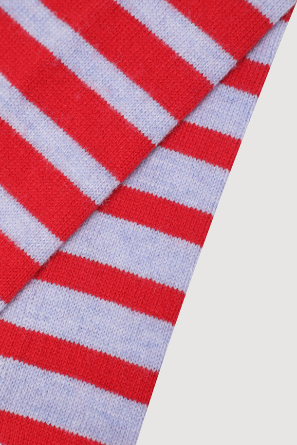 레드 컬러의 스트라이프 니트 머플러입니다. 울, 캐시미어, 나일론 혼방 소재로 제작되어 부드러운 촉감과 뛰어난 보온성을 제공합니다. 가을, 겨울철 일상에서 활용하기 좋은 베이직하고 캐주얼한 스타일의 머플러로, 다양한 스타일 연출이 가능합니다. 얇은 두께감으로 답답함 없이 착용할 수 있으며, 스트라이프 패턴이 포인트를 더합니다.
