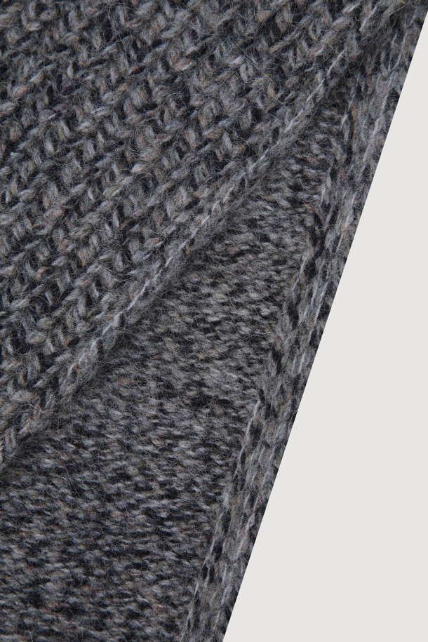 "Frill Knit 머플러(멜란지 그레이)"는 캐주얼과 클래식 스타일을 모두 아우르는 유니크한 디자인의 머플러입니다. 멜란지 그레이 컬러의 니트 소재로 제작되어 부드러운 촉감을 선사하며, 가을과 겨울에 따뜻하게 착용할 수 있습니다. 양 끝의 프릴 디테일과 언발란스한 조직감이 특징이며, MULINE 타입 원사를 사용하여 풍성한 볼륨감을 더했습니다. 모임룩에 포인트를 더할 수 있는 아이템입니다.
