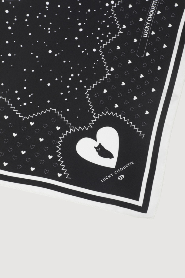 Color Line Lovely Dot 스카프는 여성용 패션 소품으로, 봄, 가을 계절에 활용하기 좋습니다. 블랙과 화이트 컬러, 얇은 두께의 스카프로, 클래식한 무드의 도트 & 기하학 패턴이 특징입니다. 라인 디테일이 더해져 세련된 느낌을 주는 아이템입니다.
