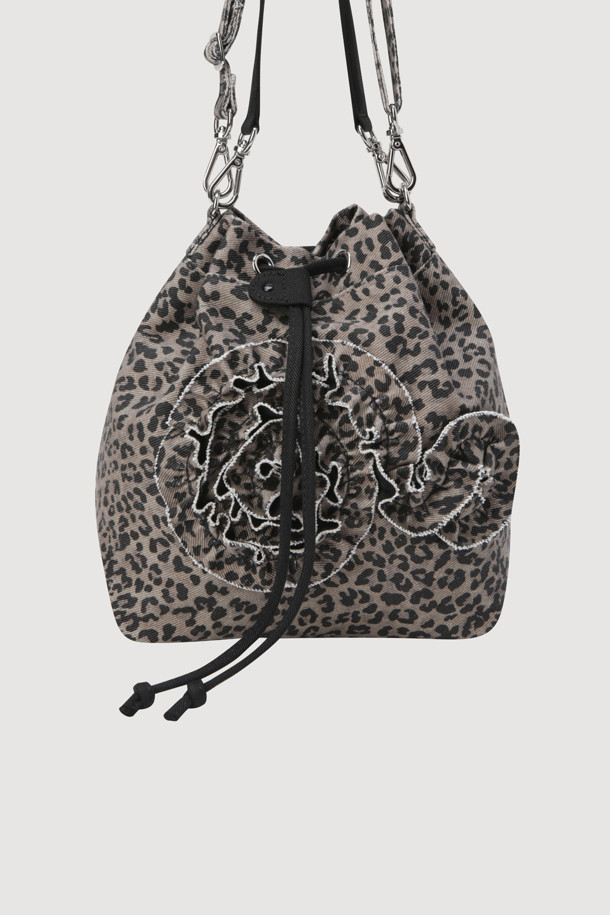 모티브 포인트 레오파드 복조리 백(베이지)은 캐주얼, 클래식, 로맨틱 스타일을 모두 아우르는 여성용 가방입니다. 코튼 트윌 소재로 제작되었으며, 레오파드 패턴과 프릴, 금속 장식이 포인트로 디자인되었습니다. 복조리형 디자인에 조임용 끈으로 간편하게 여닫을 수 있으며, 핸들 스트랩과 숄더 스트랩을 함께 제공하여 투웨이 연출이 가능합니다. 특히 꽃 셰입 디테일과 가벼운 착용감으로 데이트룩, 카페룩, 모임룩 등 다양한 TPO에 활용하기 좋습니다.
