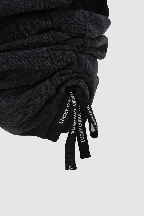 데님 워싱 토트백(블랙)은 캐주얼, 스트릿 스타일을 즐겨 입는 여성 고객을 위한 가방입니다. 고밀도 트윌 소재의 데님으로 제작되었으며, 셔링과 레터링 디자인으로 포인트를 더했습니다. 크로스백으로도 활용 가능한 투웨이(two-way) 디자인과 가벼운 무게(경량)로 일상생활에서 편리하게 사용할 수 있습니다. 블랙 컬러로 어떤 옷에도 잘 어울리며, 데님 소재 특유의 빈티지한 매력을 느낄 수 있습니다.
