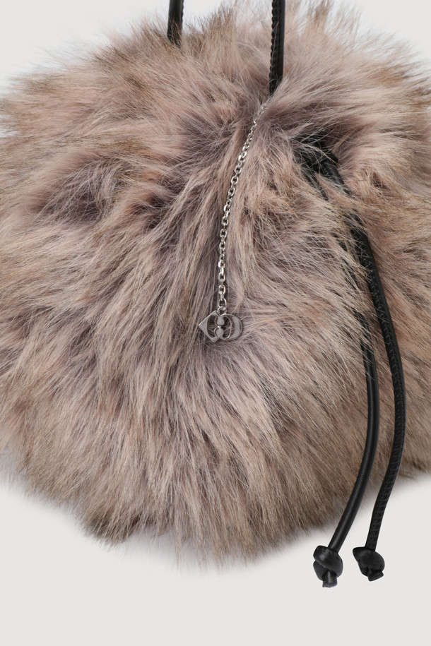 Fake Fox Bokjorie Bag(다크 베이지)는 부드러운 페이크 폭스 소재와 페이크 레더의 조화가 돋보이는 복조리형 가방입니다. 다크 베이지 컬러에 어깨끈 배색으로 포인트를 주어 캐주얼하면서도 클래식한 분위기를 연출합니다. 수납력이 뛰어나 실용적이며, 가벼운 착용감으로 편안하게 사용할 수 있습니다. 체인 엠블럼 장식이 디자인의 완성도를 높여줍니다. 조임용 끈으로 간편하게 여닫을 수 있으며, 일상에서 하이브리드 스마트 캐주얼 스타일을 연출하기에 좋습니다.
