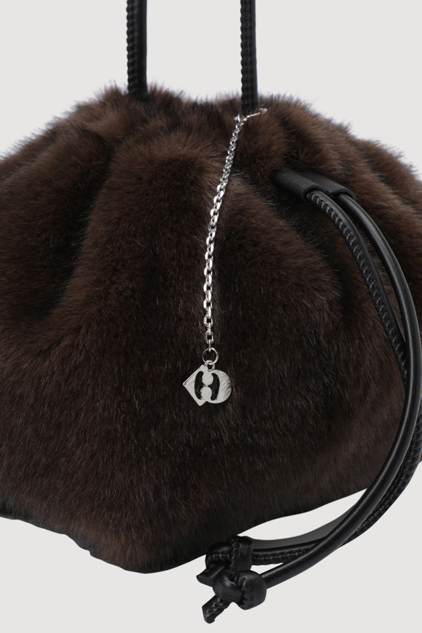 페이크 폭스 복조리 백(브라운)은 부드러운 페이크 폭스와 페이크 레더 소재로 제작되어 포근한 착용감을 선사합니다. 클래식하고 캐주얼한 스타일을 모두 아우르는 디자인으로, 어깨끈 페이크 레더 배색과 체인 엠블럼 장식이 돋보입니다. 넉넉한 수납공간과 조임용 끈 잠금 방식으로 실용성을 더했으며, 데이트룩이나 쇼핑룩 등 일상에서 활용하기 좋습니다. 미니멀한 스타일을 선호하는 여성분들께 추천하는 가볍고 편안한 가방입니다.

