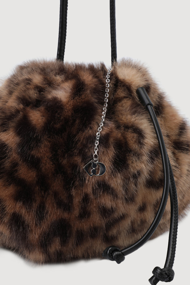 Fake Fox Bokjorie Bag(멀티 컬러)는 페이크 폭스, 페이크 밍크, 페이크 퍼, 페이크 레더 소재로 제작된 여성용 복조리백입니다. 레오파드 패턴과 체인 엠블럼 디자인이 특징이며, 수납력이 뛰어나 실용성을 더합니다. 가볍게 착용할 수 있으며 어깨끈 배색으로 포인트를 주어 유니크한 스타일을 연출합니다. 조임용 끈으로 간편하게 잠글 수 있으며, 캐주얼, 스마트 캐주얼, 클래식, 스트리트 등 다양한 스타일에 매치하여 일상에서 개성 있는 코디를 완성할 수 있습니다. 하이브리드 스타일과 스트리트 감성을 더하여 트렌디함을 놓치지 않았습니다.
