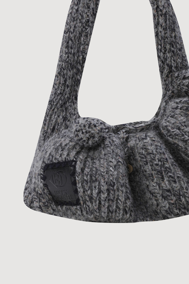 멜란지 그레이 컬러의 Frill Knit 숄더백(프릴 니트 숄더백)입니다. 부드러운 니트 소재에 볼드한 프릴 디테일이 더해져 유니크한 분위기를 연출합니다. 핸드메이드 방식으로 제작되었으며, 언발란스 디자인으로 세련된 멋을 더했습니다. 미니 사이즈로 데이트룩, 걸리시, 미니멀 스타일 연출에 적합하며, 끈 잠금 방식으로 편안하게 사용할 수 있습니다. MULINE 타입 원사를 사용하여 섬세하고 고급스러운 느낌을 줍니다.
