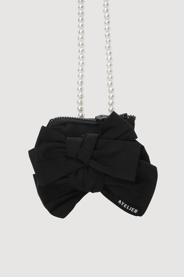 A-Pearl Chain(A-펄 체인) 미니 리본 백 (멀티 컬러)은 캐주얼, 클래식, 걸리시 스타일을 모두 아우르는 여성용 미니백입니다. 다양한 룩에 포인트를 더할 수 있는 아이템으로, 데이트룩과 모임룩에 특히 잘 어울립니다. 리본 장식과 진주, 체인 디테일이 돋보이며, 탈부착 가능한 스트랩으로 실용성을 더했습니다. 아틀리에 테이프 디테일이 섬세함을 더하고, 진주 체인 스트랩은 단독 액세서리로도 활용할 수 있어 활용도가 높습니다. 미니 사이즈로 가볍게 들고 다니기 좋으며, 멀티 컬러 배색으로 어떤 스타일에도 쉽게 매치할 수 있습니다.
