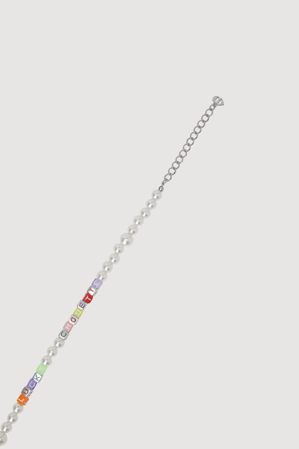 크기가 다른 진주와 다양한 컬러 레터링 비즈의 조화가 돋보이는 Lettering Point Pearl Necklace입니다. 캐주얼부터 페미닌까지, 어떤 스타일에도 잘 어울리는 데일리 목걸이로, 단독 또는 레이어드하여 다채로운 연출이 가능합니다. 럭키슈에뜨 전용 패키지로 제공되어 소장 가치를 더합니다.
