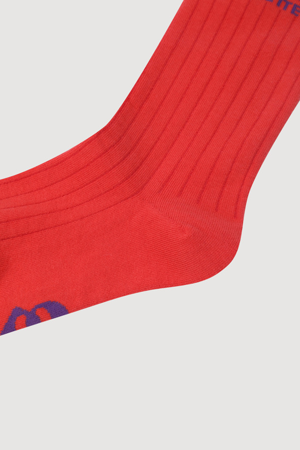 Ankle Ringle Ribbed Socks(red)는 면 소재로 제작된 남녀 공용 양말입니다. 발목 상단 링글 디테일과 바닥 엠블럼 자카드, 골지 패턴이 캐주얼한 스타일을 연출하며 사계절 내내 착용하기 좋습니다. 레드와 네이비 두 가지 컬러로 만나보세요.
