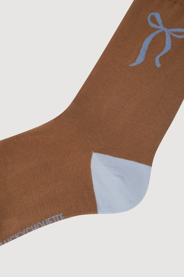 리본 포인트 삭스(브라운)는 면 소재로 제작되어 편안한 착용감을 선사합니다. 은은한 브라운 컬러에 리본 직조 포인트가 더해져 캐주얼하면서도 사랑스러운 분위기를 연출합니다. 앞뒤꿈치 배색 디자인으로 포인트를 더했으며, 동네 마실룩이나 산책룩에 매치하기 좋습니다. 미니멀한 스타일을 선호하는 분들께 추천하며, 일상에서 폭넓게 활용할 수 있습니다. 단품으로 구성되어 있습니다.
