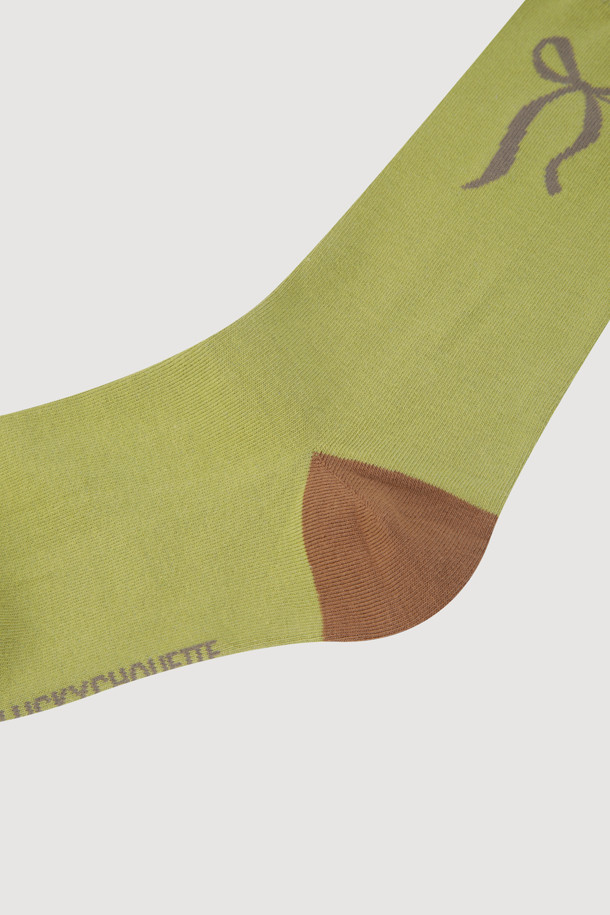 리본 포인트 삭스(올리브)는 올리브와 브라운 컬러 배색으로 포인트를 준 양말입니다. 면 소재로 제작되어 편안한 착용감을 선사하며, 앞, 뒤꿈치 부분의 컬러 배색이 돋보입니다. 리본 디자인으로 걸리시한 무드를 연출하며, 캐주얼, 미니멀 스타일에도 잘 어울립니다. 동네 마실룩, 산책룩 등 가벼운 일상에 매치하여 포인트를 더해보세요.
