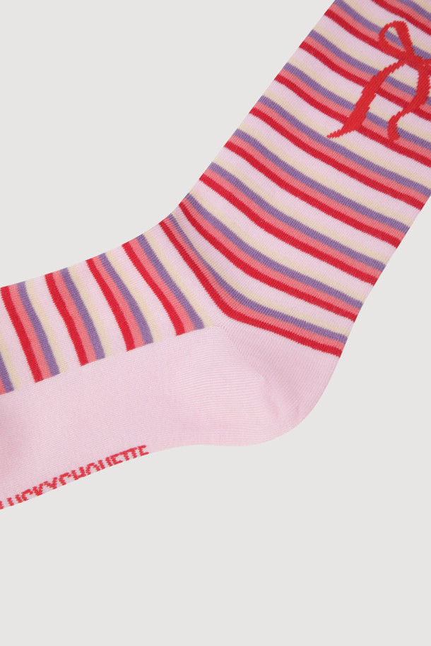 리본 포인트 삭스(pink)는 부드러운 코튼사 소재로 제작되어 편안한 착용감을 선사합니다. 핑크와 레드의 조화로운 컬러 배색, 그리고 사랑스러운 리본 직조 포인트가 돋보이는 여성 양말입니다. 캐주얼한 스타일로, 동네 마실룩이나 데이트룩에 매치하여 걸리시하고 로맨틱한 분위기를 연출할 수 있습니다. 스트라이프 패턴과 리본 디자인이 만나 발랄함을 더해주며, 일상 속 특별함을 더해줍니다.
