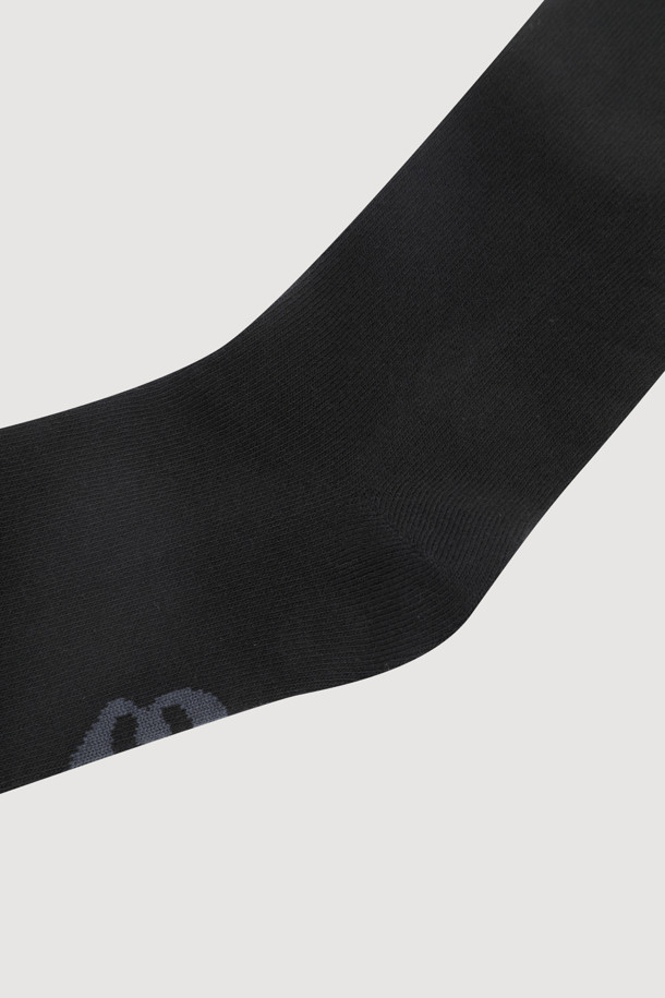 레터링 포인트 삭스(블랙)는 데일리룩에 활용하기 좋은 양말입니다. 발목 상단 레터링 포인트와 바닥 엠블럼 모티브 자카드 디테일이 특징이며, 캐주얼 및 미니멀 스타일을 연출하기 좋습니다. 면 소재로 제작되어 편안한 착용감을 선사하며, 동네 마실룩에 적합합니다. 블랙 컬러의 단품으로 제공됩니다.
