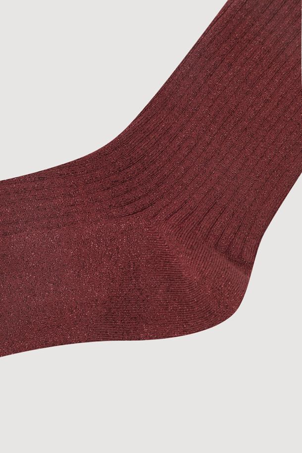 라벨 데코레이티드 메탈 삭스(브라운)는 골지 패턴에 메탈사 소재를 사용하여 독특한 질감을 선사합니다. 발목 상단 라벨 포인트 디테일이 돋보이며, 크리에이티브하고 유니크한 스타일을 연출합니다. 쇼핑룩과 카페룩에 매치하여 클래식, 미니멀, 캐주얼 무드를 완성할 수 있습니다. 데일리룩에 포인트를 더해 스마트 캐주얼 스타일을 연출해보세요. 
