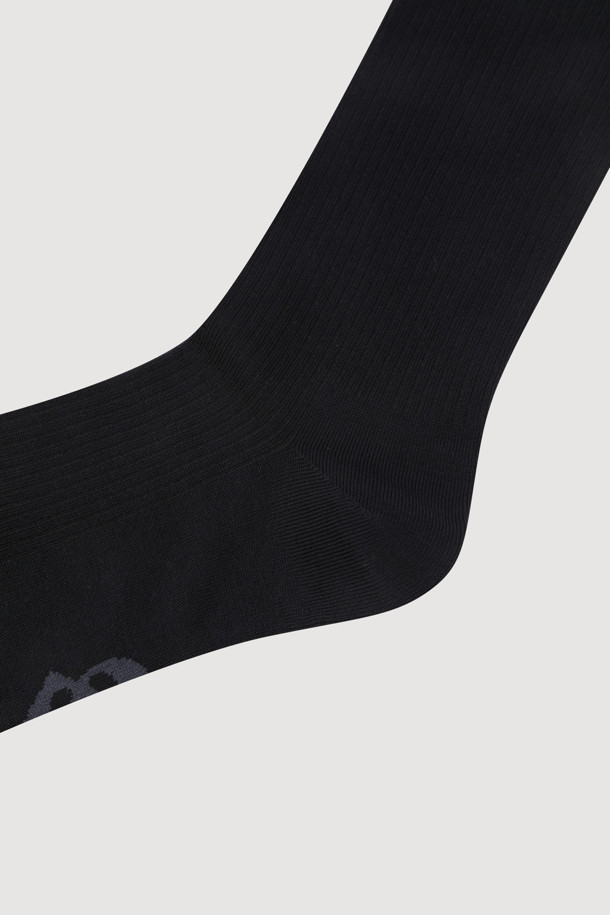 실켓 베이직 삭스(블랙)는 부드러운 터치감과 유연한 착용감을 선사하는 데일리 양말입니다. 실켓 소재로 제작되어 편안한 착용감을 제공하며, 사계절 내내 활용하기 좋습니다. 엠블럼 자카드 패턴으로 포인트를 주어 미니멀, 캐주얼, 클래식 등 다양한 스타일에 매치하기 용이합니다. 남녀 공용으로 착용 가능하며, 단품으로 판매됩니다. 일상생활에서 편안하게 즐겨 입을 수 있는 기본 아이템입니다.
