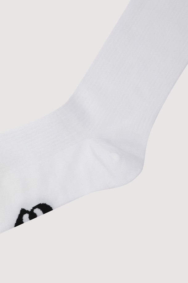 실켓 베이직 삭스(화이트)는 부드러운 실켓 소재로 제작되어 편안한 착용감을 선사하는 양말입니다. 자카드 패턴과 엠블럼 모티브 디자인 장식으로 포인트를 주었으며, 사계절 내내 활용 가능한 데일리 아이템입니다. 캐주얼, 미니멀, 클래식 스타일 모두 소화 가능하여 동네 마실룩이나 집콕룩에 매치하기 좋습니다. 남녀 공용으로 착용할 수 있는 실용적인 디자인의 양말입니다.
