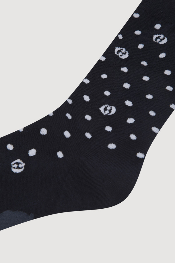 네이비 컬러의 Dot Socks입니다. 면 소재로 제작되어 부드러운 촉감을 선사하며, 일상생활에서 편안하게 착용할 수 있습니다. 발바닥 부분에는 슈에뜨 모티브 자카드 디테일이, 전반적으로는 도트와 엠블럼 믹스 패턴이 적용되어 캐주얼한 스타일을 연출합니다.
