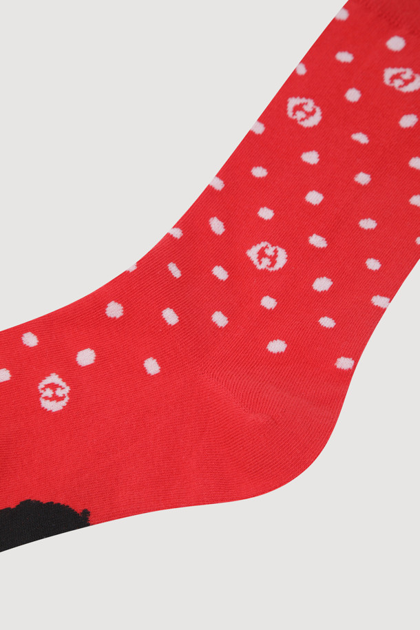 Dot Socks(red)는 면 소재로 제작되어 편안한 착용감을 선사하는 캐주얼 양말입니다. 엠블럼과 도트 패턴이 믹스되어 발랄한 포인트를 더하며, 레드와 핑크 컬러로 다채로운 스타일 연출이 가능합니다. 바닥에는 슈에뜨 모티브 자카드 디테일이 더해져 섬세함을 엿볼 수 있습니다.
